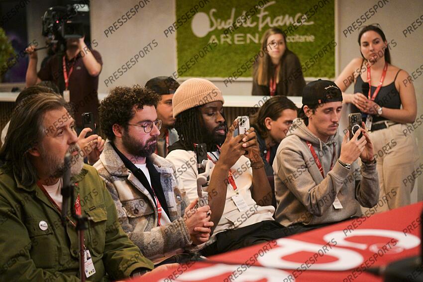 Bertrand Lagacherie (l’Equipe) aux cotés de Pierre Veil de l Instant Tennis et Patrick Fangnigbe - le_tweener - pendant la conference de presse d Arthur Cazaux (Fra) - Open Sud de France 2024 - MAGAZINE CREATEURS DE CONTENUS smartphones en main, les créateurs de contenus sont de plus en plus nombreux à venir recueillir les impressions des joueurs, comme ici avec arthur cazaux à l’open sud de france. 