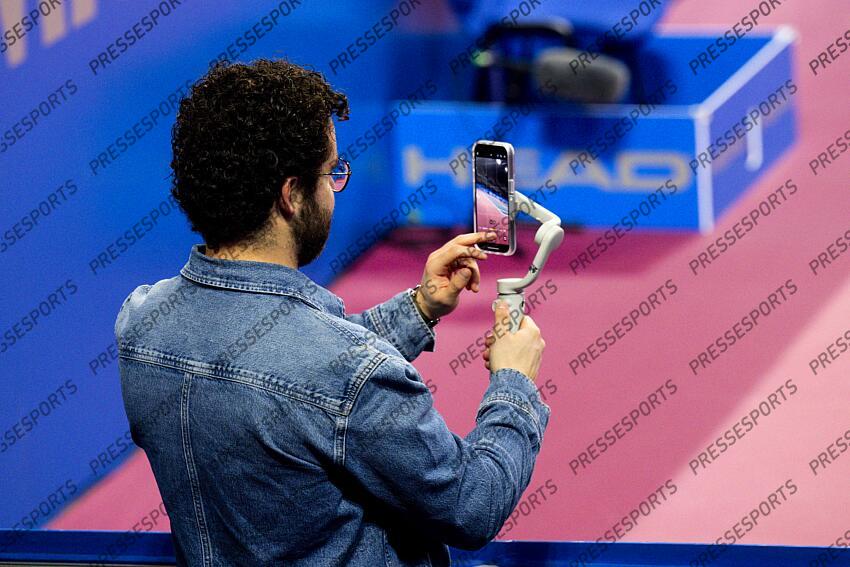 Pierre Veil de l Instant Tennis - Open Sud de France 2024 - 02/02/2024 MAGAZINE CREATEURS DE CONTENUS smartphones en main, les créateurs de contenus sont de plus en plus nombreux à venir filmer les joueurs pendant leur entraînement 