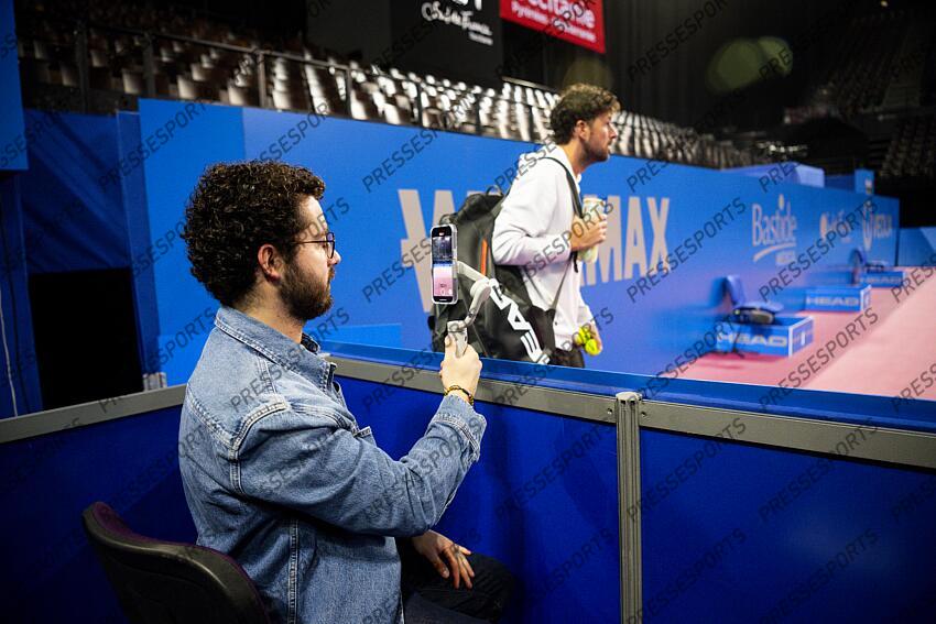 Pierre Veil de l Instant Tennis - Open Sud de France 2024 - 02/02/2024 Robin Haase (Ned) MAGAZINE CREATEURS DE CONTENUS smartphones en main, les créateurs de contenus sont de plus en plus nombreux à venir filmer les joueurs pendant leur entraînement 