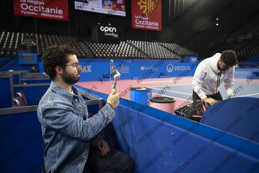 Pierre Veil de l Instant Tennis - Open Sud de France 2024 - 02/02/2024 Robin Haase (Ned) MAGAZINE CREATEURS DE CONTENUS smartphones en main, les créateurs de contenus sont de plus en plus nombreux à venir filmer les joueurs pendant leur entraînement 