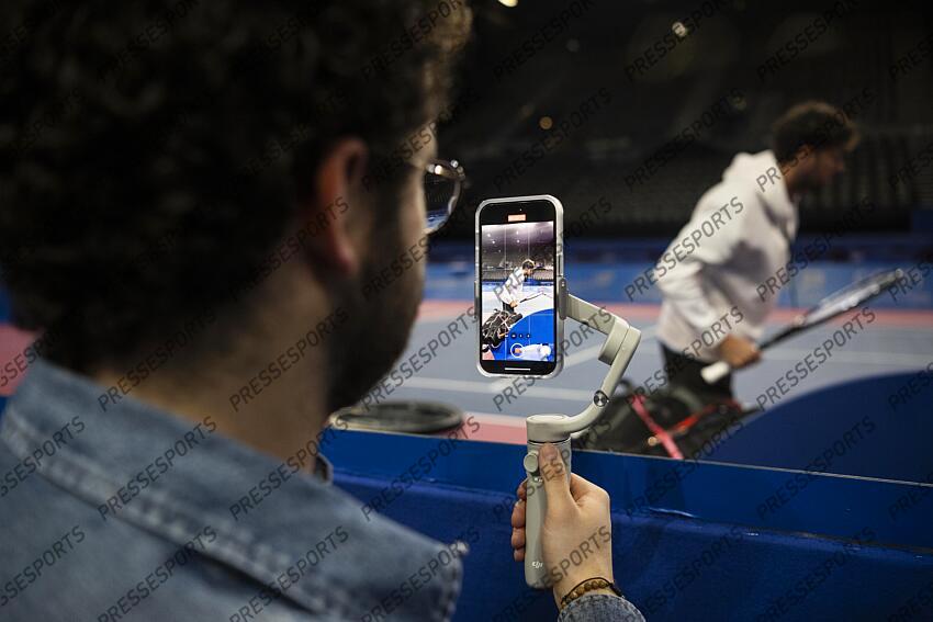 Pierre Veil de l Instant Tennis - Open Sud de France 2024 - 02/02/2024 Robin Haase (Ned) MAGAZINE CREATEURS DE CONTENUS smartphones en main, les créateurs de contenus sont de plus en plus nombreux à venir filmer les joueurs pendant leur entraînement 