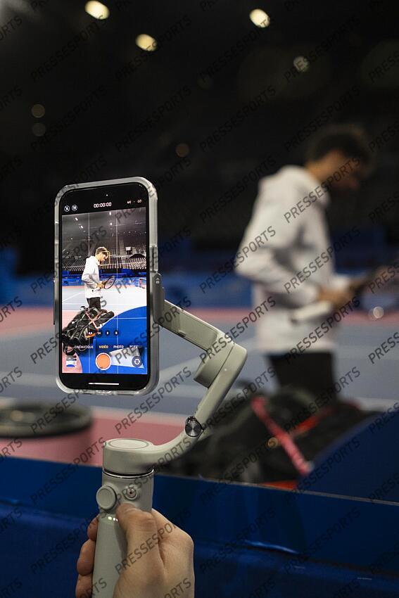 Pierre Veil de l Instant Tennis - Open Sud de France 2024 - 02/02/2024 Robin Haase (Ned) MAGAZINE CREATEURS DE CONTENUS MAG (2161) du 24/02/2024 smartphones en main, les créateurs de contenus sont de plus en plus nombreux à venir filmer les joueurs pendant leur entraînement 