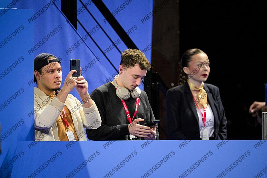 Marvin Nonone et Enzo Cordier - Univers Tennis - Open Sud de France 2024 - 02/02/2024 MAGAZINE CREATEURS DE CONTENUS smartphones en main, les créateurs de contenus sont de plus en plus nombreux à venir filmer les joueurs pendant leur entraînement smartphones en main, les créateurs de contenus sont de plus en plus nombreux à venir filmer les joueurs pendant leur entraînement 