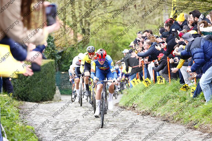 pedersen (mads) - (dan) - TOUR DES FLANDRES passage dans le Molenberg jorgenson (matteo) - (usa)- visma derriere lui 