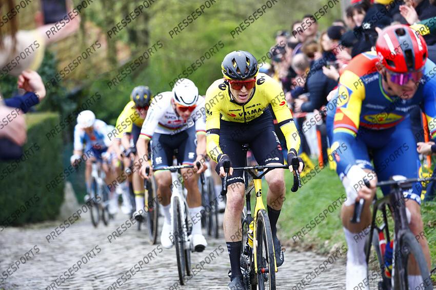 jorgenson (matteo) - (usa)- TOUR DES FLANDRES passage dans le Molenberg pedersen (mads) - (dan) - lidl trek devant lui van der poel (mathieu) - (hol) - alpecin derriere lui 