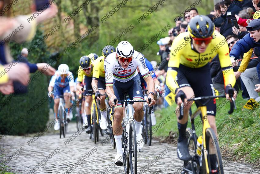 van der poel (mathieu) - (hol) - TOUR DES FLANDRES passage dans le Molenberg jorgenson (matteo) - (usa)- visma devant lui 