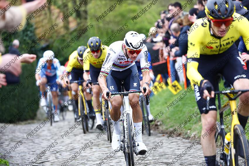 van der poel (mathieu) - (hol) - TOUR DES FLANDRES passage dans le Molenberg jorgenson (matteo) - (usa)- visma devant lui 