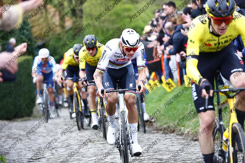van der poel (mathieu) - (hol) - TOUR DES FLANDRES passage dans le Molenberg jorgenson (matteo) - (usa)- visma devant lui 