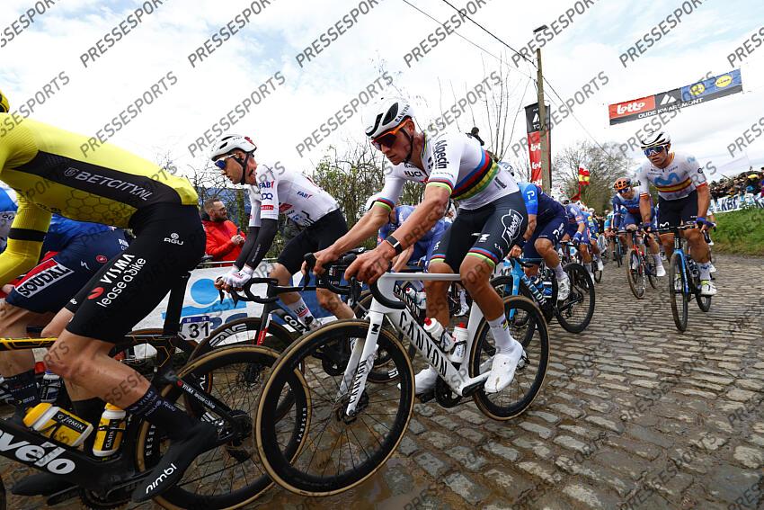 wellens (tim) - (bel) - van der poel (mathieu) - (hol) - TOUR DES FLANDRES 1er passage dans le Vieux Quaremont (Oude Kwaremont en neerlandais) lazkano (oier) - (esp) - movistar à droite 