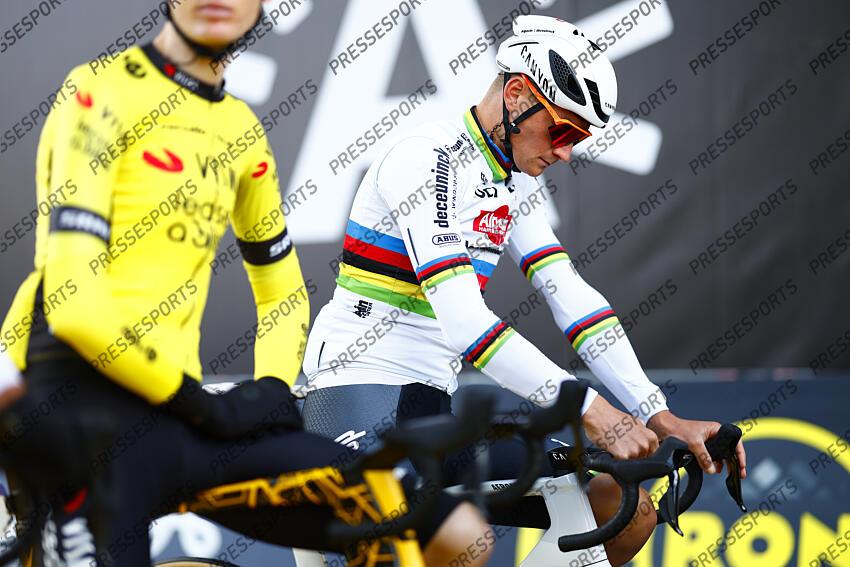 van der poel (mathieu) - (hol) - TOUR DES FLANDRES jorgenson (matteo) - (usa)- visma à gauche 