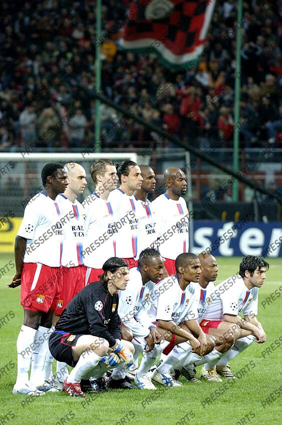 debout de gauche a droite: diarra (mahamadou) / cris / clerc (francois) / fred / abidal (eric) / cacapa (claudio) accroupis de gauche a droite: coupet (gregory) / govou (sydney) / malouda (florent) / wiltord (sylvain) / juninho MILAN AC-LYON (3-1) 1/4 retour debout de gauche a droite: diarra (mahamadou) / cris / clerc (francois) / fred / abidal (eric) / cacapa (claudio) accroupis de gauche a droite: coupet (gregory) / govou (sydney) / malouda (florent) / wiltord (sylvain) / juninho 