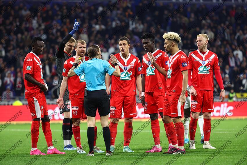 basse (souleymane) louchet (jean) masson (julien) frappart (stephanie) cuffaut (joffrey) moursou (jean eric) linguet (allan) woudenberg (lucas) LYON-VALENCIENNES (3-0) 