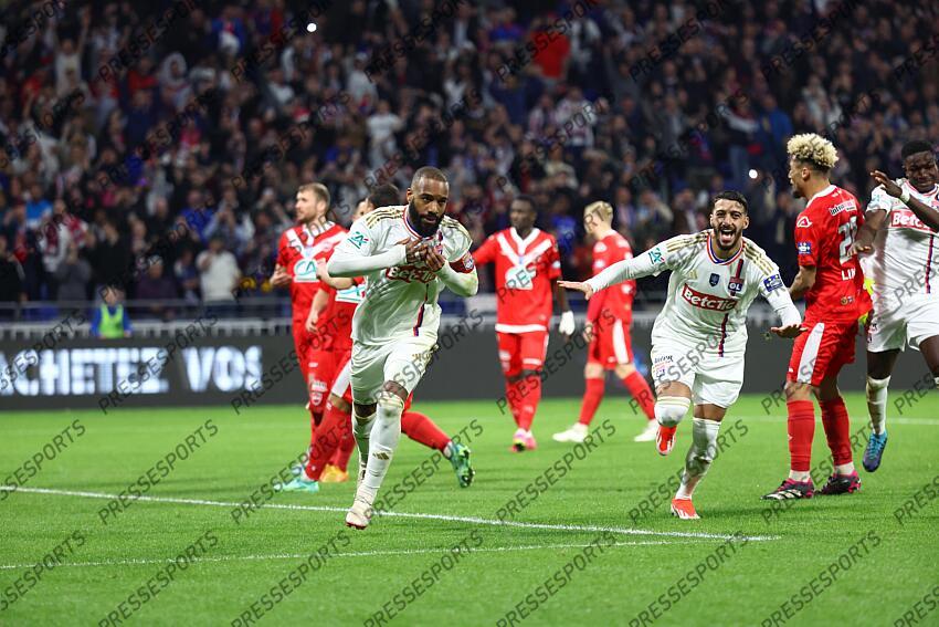 lacazette (alexandre) benrahma (said) LYON-VALENCIENNES (3-0) joie du 1-0 (51e m) 