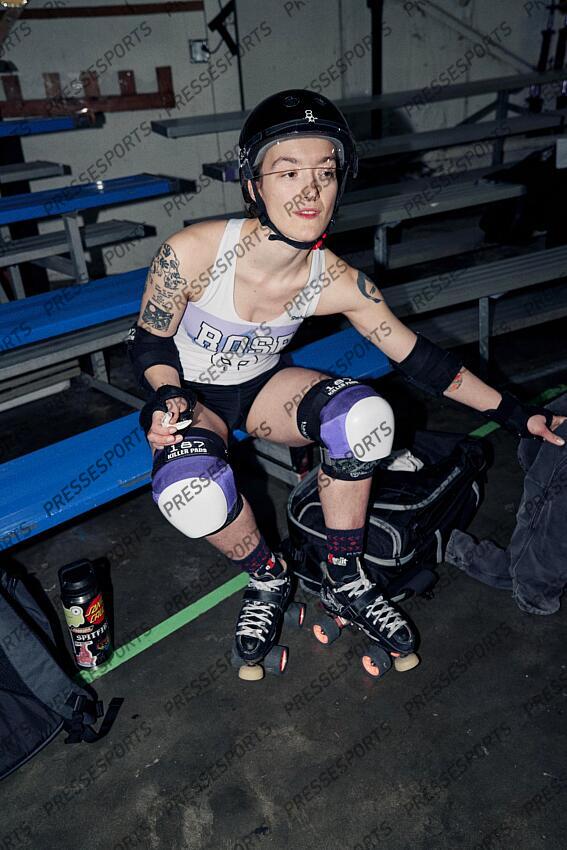 jubert (rochelle) alias Gal of Fray Les Rose City Rollers de Portland dominent ce sport né il y a une vingtaine d’années dans la contre-culture féministe, et rêvent de le faire rayonner. Leur équipe de roller derby enchaîne les titres mondiaux tout en déconstruisant les clichés hérités du passé de sa discipline. 