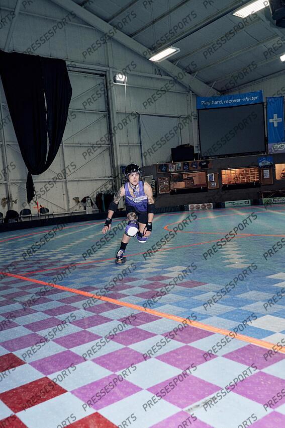 Autumn Hart alias Springroll Les Rose City Rollers de Portland dominent ce sport né il y a une vingtaine d’années dans la contre-culture féministe, et rêvent de le faire rayonner. Leur équipe de roller derby enchaîne les titres mondiaux tout en déconstruisant les clichés hérités du passé de sa discipline. 