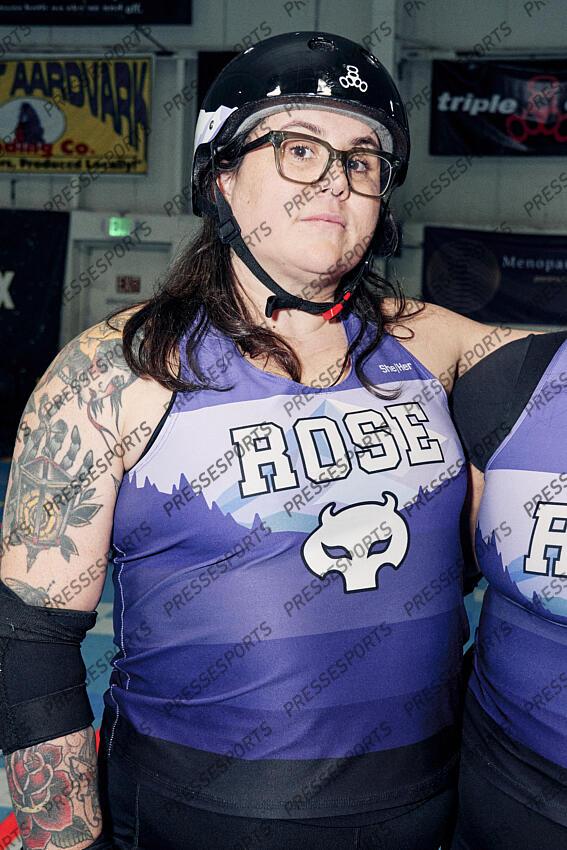 Tina Rae Tyre alias Beans MAGAZINE ROSE CITY ROLLERS Les Rose City Rollers de Portland dominent ce sport né il y a une vingtaine d’années dans la contre-culture féministe, et rêvent de le faire rayonner. Leur équipe de roller derby enchaîne les titres mondiaux tout en déconstruisant les clichés hérités du passé de sa discipline. 