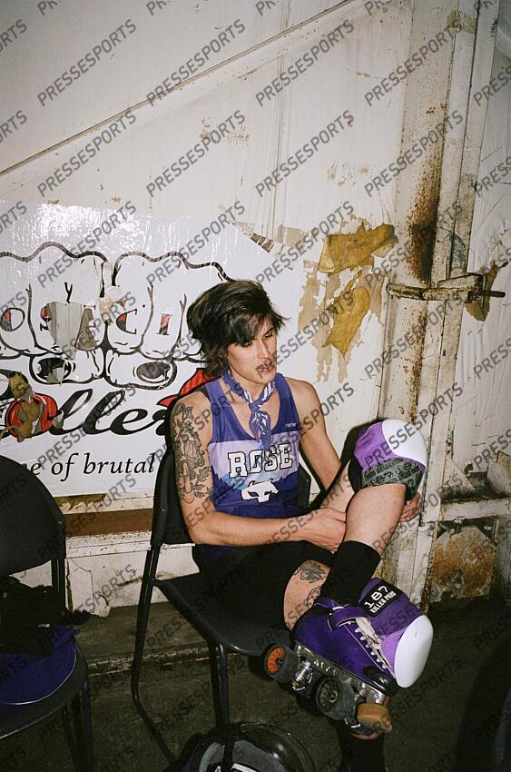 Autumn Hart alias Springroll Les Rose City Rollers de Portland dominent ce sport né il y a une vingtaine d’années dans la contre-culture féministe, et rêvent de le faire rayonner. Leur équipe de roller derby enchaîne les titres mondiaux tout en déconstruisant les clichés hérités du passé de sa discipline. 