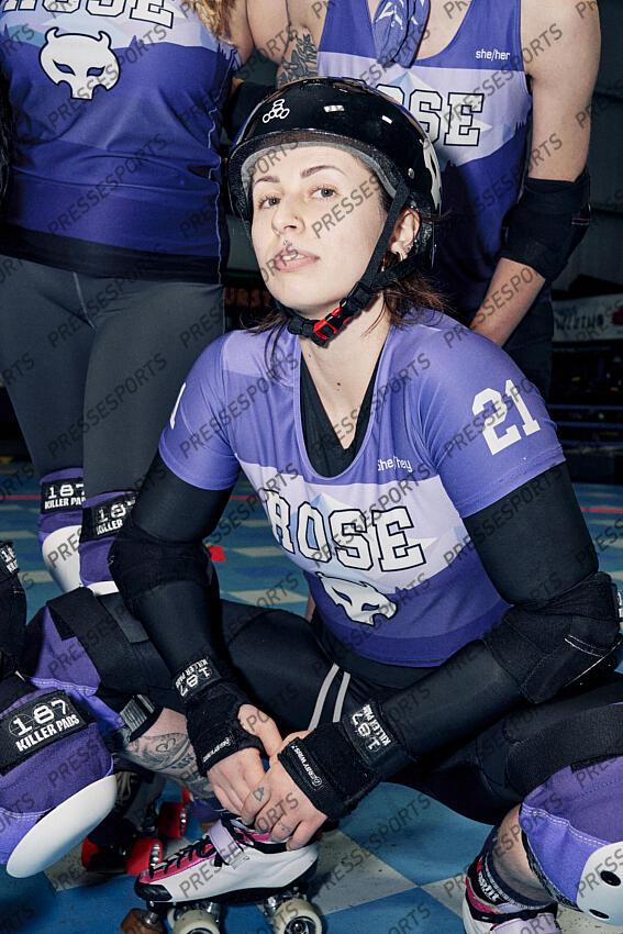 Anastasia Smith alias Stan the Woman MAGAZINE ROSE CITY ROLLERS Les Rose City Rollers de Portland dominent ce sport né il y a une vingtaine d’années dans la contre-culture féministe, et rêvent de le faire rayonner. Leur équipe de roller derby enchaîne les titres mondiaux tout en déconstruisant les clichés hérités du passé de sa discipline. 