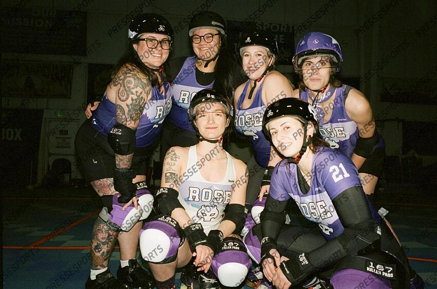 De G à D et de haut en bas: Tina Rae Tyre alias Beans Lilly Valentine Ashley Gaffney alias Gaffney Autumn Hart alias Springroll Rochelle Jubert alias Gal of Fray Anastasia Smith alias Stan the Woman Les Rose City Rollers de Portland dominent ce sport né il y a une vingtaine d’années dans la contre-culture féministe, et rêvent de le faire rayonner. Leur équipe de roller derby enchaîne les titres mondiaux tout en déconstruisant les clichés hérités du passé de sa discipline. 