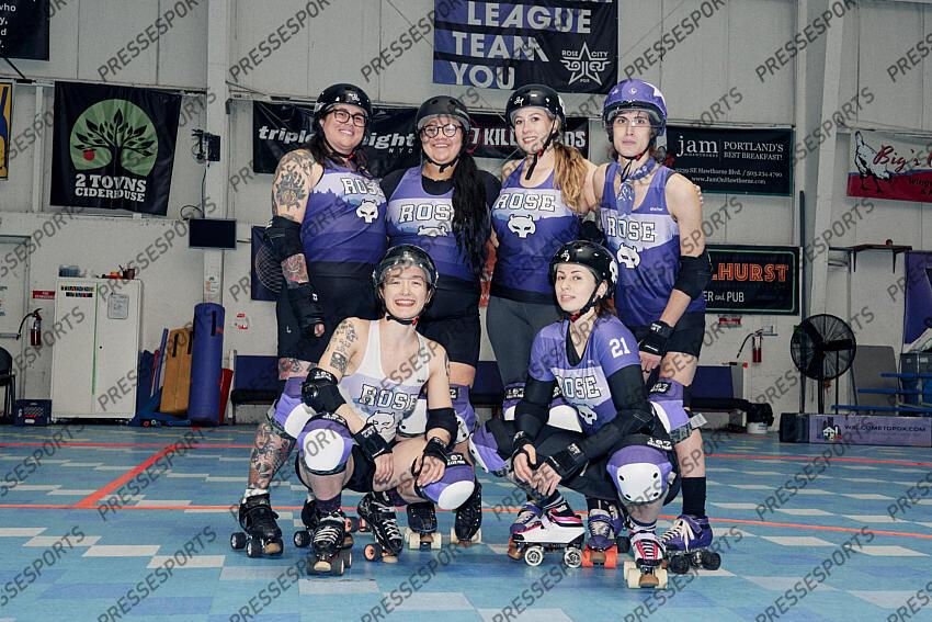 De G à D et de haut en bas: Tina Rae Tyre alias Beans Lilly Valentine Ashley Gaffney alias Gaffney Autumn Hart alias Springroll Rochelle Jubert alias Gal of Fray Anastasia Smith alias Stan the Woman Les Rose City Rollers de Portland dominent ce sport né il y a une vingtaine d’années dans la contre-culture féministe, et rêvent de le faire rayonner. Leur équipe de roller derby enchaîne les titres mondiaux tout en déconstruisant les clichés hérités du passé de sa discipline. 