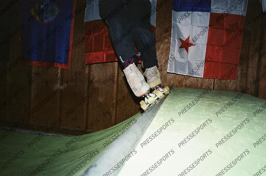 MAGAZINE ROSE CITY ROLLERS au domicile de Rochelle Jubert, alias Gal of Fray. Illustration patins à roulettes (roller) Les Rose City Rollers de Portland dominent ce sport né il y a une vingtaine d’années dans la contre-culture féministe, et rêvent de le faire rayonner. Leur équipe de roller derby enchaîne les titres mondiaux tout en déconstruisant les clichés hérités du passé de sa discipline. 