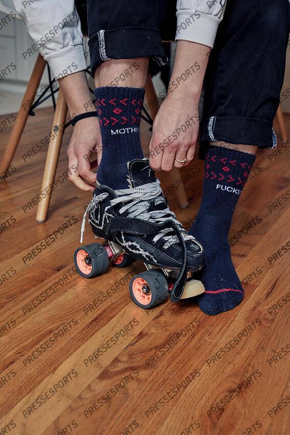 MAGAZINE ROSE CITY ROLLERS au domicile de Rochelle Jubert, alias Gal of Fray. Illustration patins à roulettes (roller) Les Rose City Rollers de Portland dominent ce sport né il y a une vingtaine d’années dans la contre-culture féministe, et rêvent de le faire rayonner. Leur équipe de roller derby enchaîne les titres mondiaux tout en déconstruisant les clichés hérités du passé de sa discipline. 
