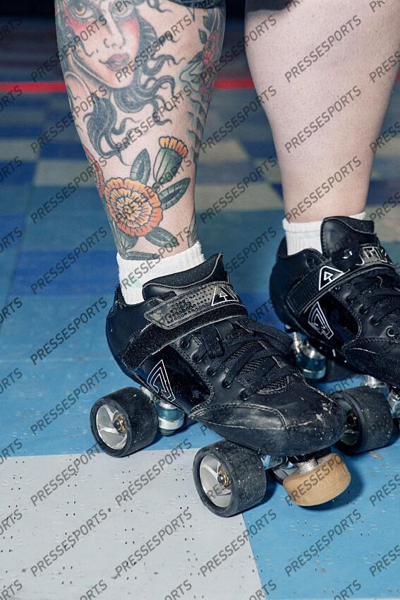 MAGAZINE ROSE CITY ROLLERS Illustration patins à roulettes (roller) Les Rose City Rollers de Portland dominent ce sport né il y a une vingtaine d’années dans la contre-culture féministe, et rêvent de le faire rayonner. Leur équipe de roller derby enchaîne les titres mondiaux tout en déconstruisant les clichés hérités du passé de sa discipline. 