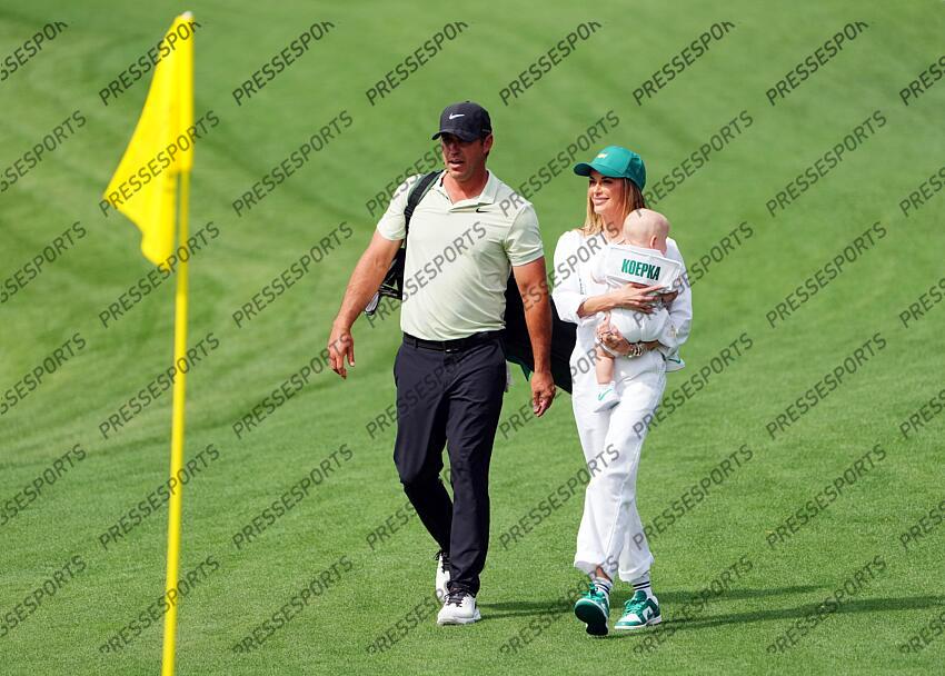 Apr 10, 2024; Augusta, Georgia, USA; Brooks Koepka walks with his wife Jena Sims and son Crew on No. 6 during the Par 3 Contest at Augusta National Golf Club. Mandatory Credit: Kyle Terada-USA TODAY Network concours par 3 PGA: Masters Tournament - Par 3 Contest 