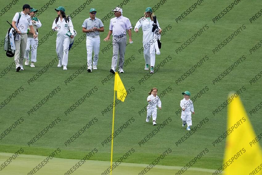 Apr 10, 2024; Augusta, Georgia, USA; Maya Fowler and Sammy Spieth race to the no. 1 green ahead of during the Par 3 Contest at Augusta National Golf Club. Mandatory Credit: Michael Madrid-USA TODAY Network concours par 3 PGA: Masters Tournament - Par 3 Contest 