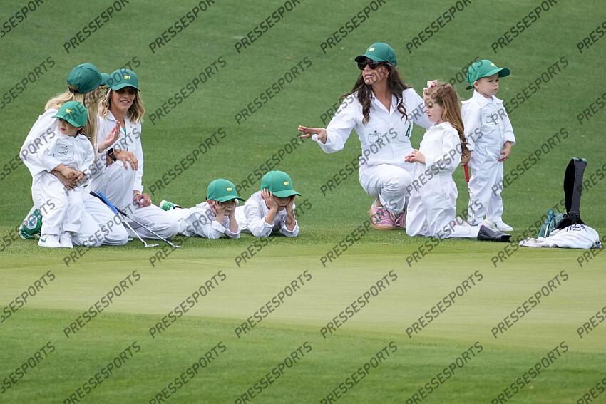 Apr 10, 2024; Augusta, Georgia, USA; Families of Keegan Bradley and Luke List gather get comfortable on the course during the Par 3 Contest at Augusta National Golf Club. Mandatory Credit: Michael Madrid-USA TODAY Network concours par 3 PGA: Masters Tournament - Par 3 Contest 