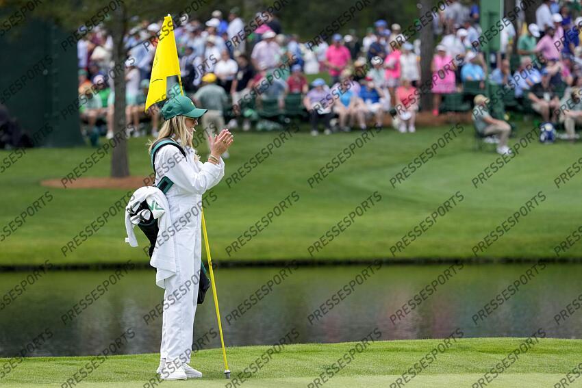 Apr 10, 2024; Augusta, Georgia, USA; Sally Eckroat cheers as her husband, Austin Eckroat, sinks a putt on no. 4 during the Par 3 Contest at Augusta National Golf Club. Mandatory Credit: Michael Madrid-USA TODAY Network concours par 3 PGA: Masters Tournament - Par 3 Contest 
