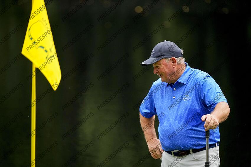 Apr 10, 2024; Augusta, Georgia, USA; Ian Woosnam walks on the no. 9 green during the Par 3 Contest at Augusta National Golf Club. Mandatory Credit: Adam Cairns-USA TODAY Network concours par 3 PGA: Masters Tournament - Par 3 Contest 
