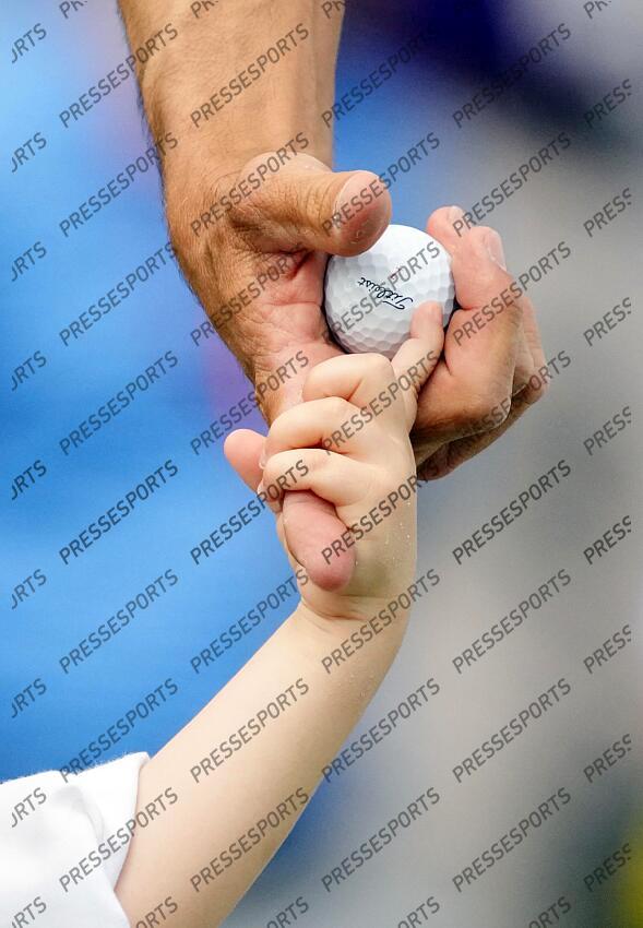 Apr 10, 2024; Augusta, Georgia, USA; Camilo Villegas holds the hand of his son Mateo as they walk down the No. 1 fairway during the Par 3 Contest at Augusta National Golf Club. Mandatory Credit: Rob Schumacher-USA TODAY Network concours par 3 PGA: Masters Tournament - Par 3 Contest 