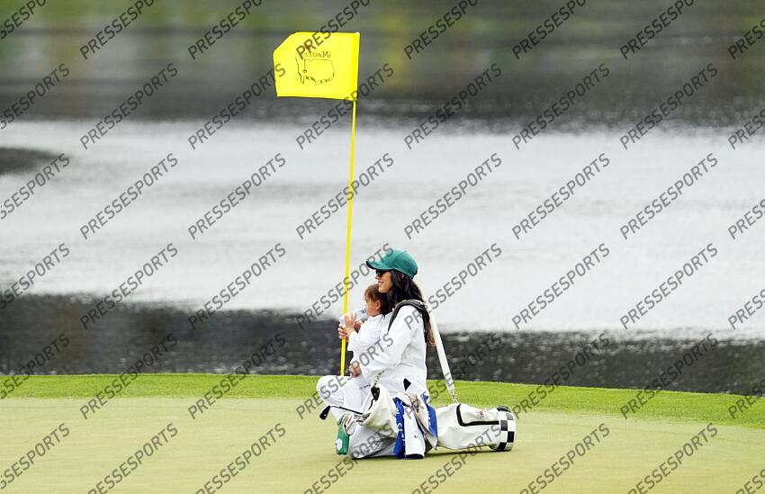 Apr 10, 2024; Augusta, Georgia, USA; Rickie Fowler's wife Allison holds their daughter Maya on the No. 3 green during the Par 3 Contest at Augusta National Golf Club. Mandatory Credit: Rob Schumacher-USA TODAY Network concours par 3 PGA: Masters Tournament - Par 3 Contest 