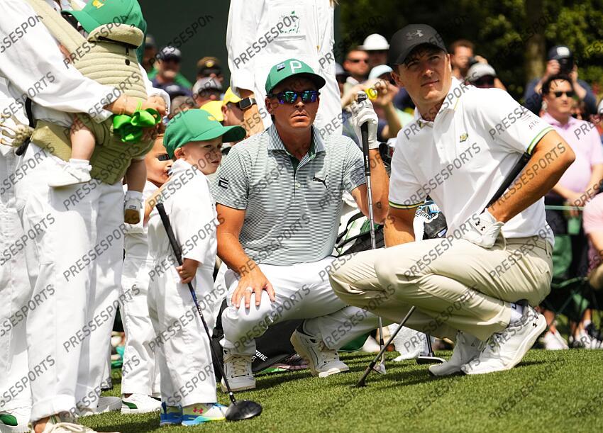 Apr 10, 2024; Augusta, Georgia, USA; Rickie Fowler and Jordan Spieth wait with their families before teeing off on No. 1 during the Par 3 Contest at Augusta National Golf Club. Mandatory Credit: Rob Schumacher-USA TODAY Network concours par 3 PGA: Masters Tournament - Par 3 Contest 