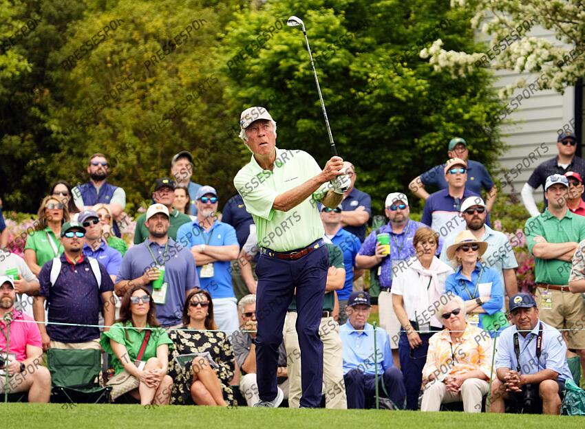 Apr 10, 2024; Augusta, Georgia, USA; Ben Crenshaw tees off on No. 3 during the Par 3 Contest at Augusta National Golf Club. Mandatory Credit: Rob Schumacher-USA TODAY Network concours par 3 PGA: Masters Tournament - Par 3 Contest 