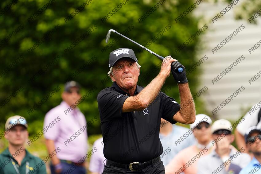 Apr 10, 2024; Augusta, Georgia, USA; Gary Player tees off on No. 3 during the Par 3 Contest at Augusta National Golf Club. Mandatory Credit: Rob Schumacher-USA TODAY Network concours par 3 PGA: Masters Tournament - Par 3 Contest 