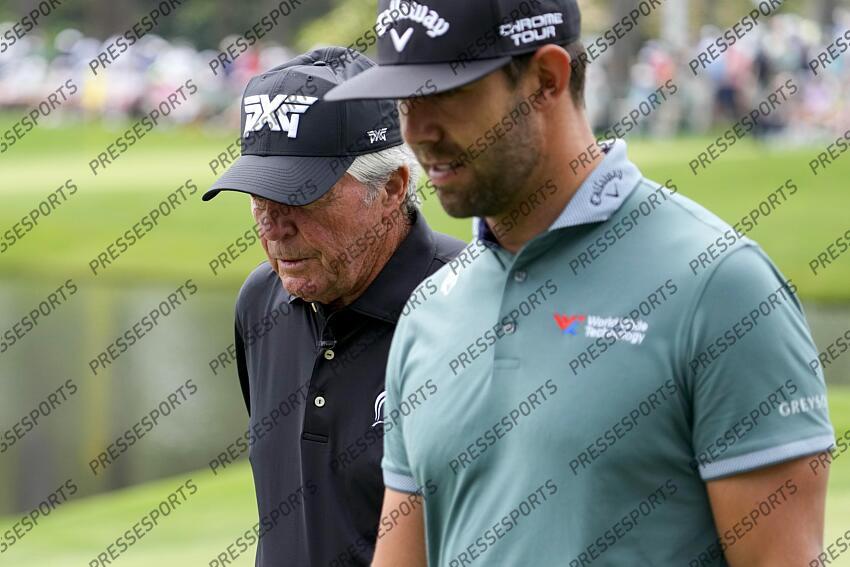 Apr 10, 2024; Augusta, Georgia, USA; Gary Player and Erik van Rooyen leave the no. 4 green during the Par 3 Contest at Augusta National Golf Club. Mandatory Credit: Michael Madrid-USA TODAY Network concours par 3 PGA: Masters Tournament - Par 3 Contest 