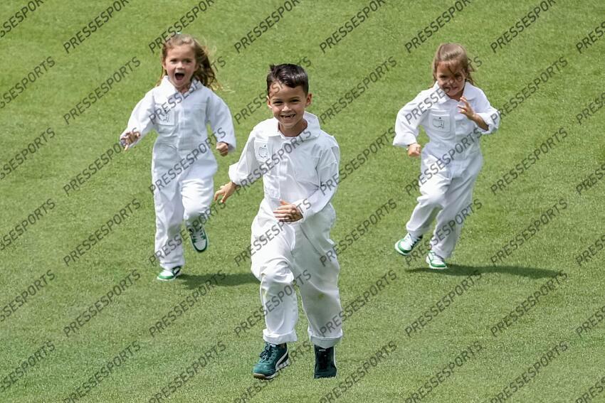 Apr 10, 2024; Augusta, Georgia, USA; Jax Woodland is chased by his sisters, Maddox and Lennox, down the no. 4 fairway during the Par 3 Contest at Augusta National Golf Club. Mandatory Credit: Michael Madrid-USA TODAY Network concours par 3 PGA: Masters Tournament - Par 3 Contest 