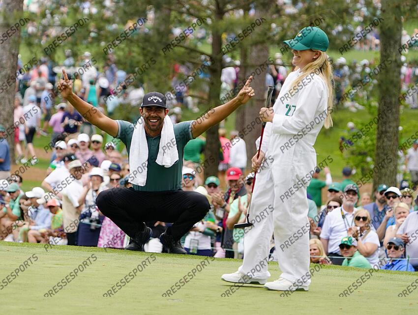 Apr 10, 2024; Augusta, Georgia, USA; Erik van Rooyen celebrates as his wife Rose makes a putt on No. 7 during the Par 3 Contest at Augusta National Golf Club. Mandatory Credit: Katie Goodale-USA TODAY Network concours par 3 PGA: Masters Tournament - Par 3 Contest 