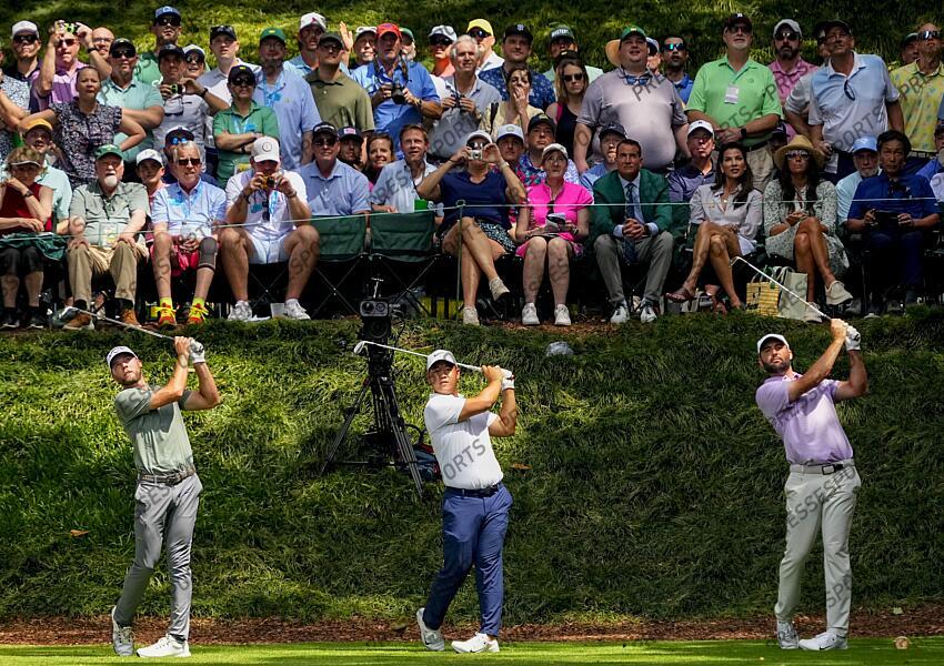 Apr 10, 2024; Augusta, Georgia, USA; Sam Burns (from left), Tom Kim and Scottie Scheffler tee off on no. 9 during the Par 3 Contest at Augusta National Golf Club. Mandatory Credit: Adam Cairns-USA TODAY Network concours par 3 PGA: Masters Tournament - Par 3 Contest 