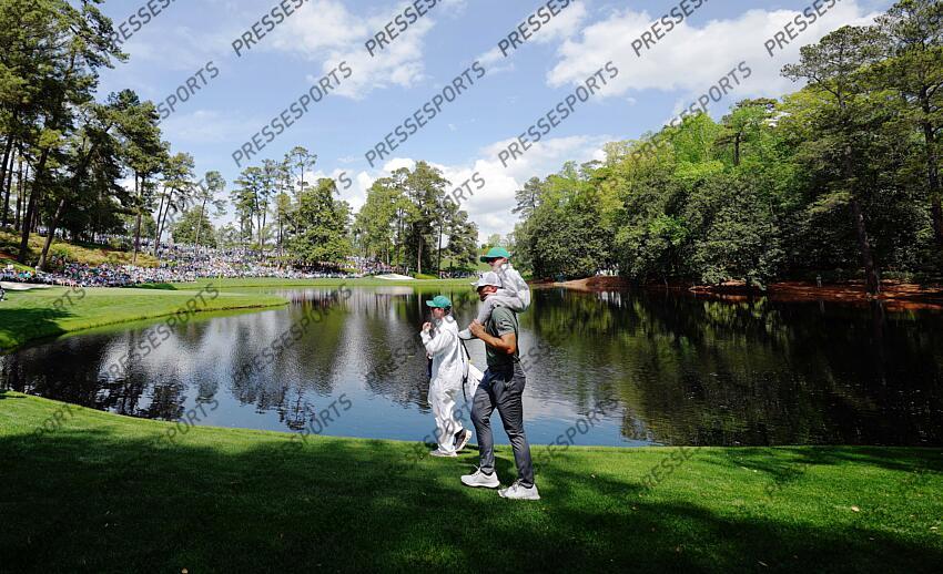 Apr 10, 2024; Augusta, Georgia, USA; Sam Burns walks with his family to the No. 9 green during the Par 3 Contest at Augusta National Golf Club. Mandatory Credit: Kyle Terada-USA TODAY Network concours par 3 PGA: Masters Tournament - Par 3 Contest 
