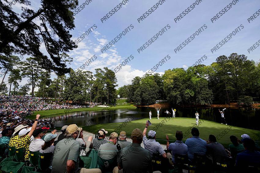 Apr 10, 2024; Augusta, Georgia, USA; Stephanie Williams, wife of Eric Cole, sinks a putt on no. 9 during the Par 3 Contest at Augusta National Golf Club. Mandatory Credit: Adam Cairns-USA TODAY Network concours par 3 PGA: Masters Tournament - Par 3 Contest 