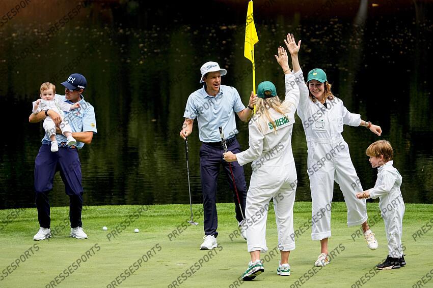 Apr 10, 2024; Augusta, Georgia, USA; Alicia Malnati high fives Kourtney Schenk on the no. 9 green during the Par 3 Contest at Augusta National Golf Club. Mandatory Credit: Adam Cairns-USA TODAY Network concours par 3 PGA: Masters Tournament - Par 3 Contest 