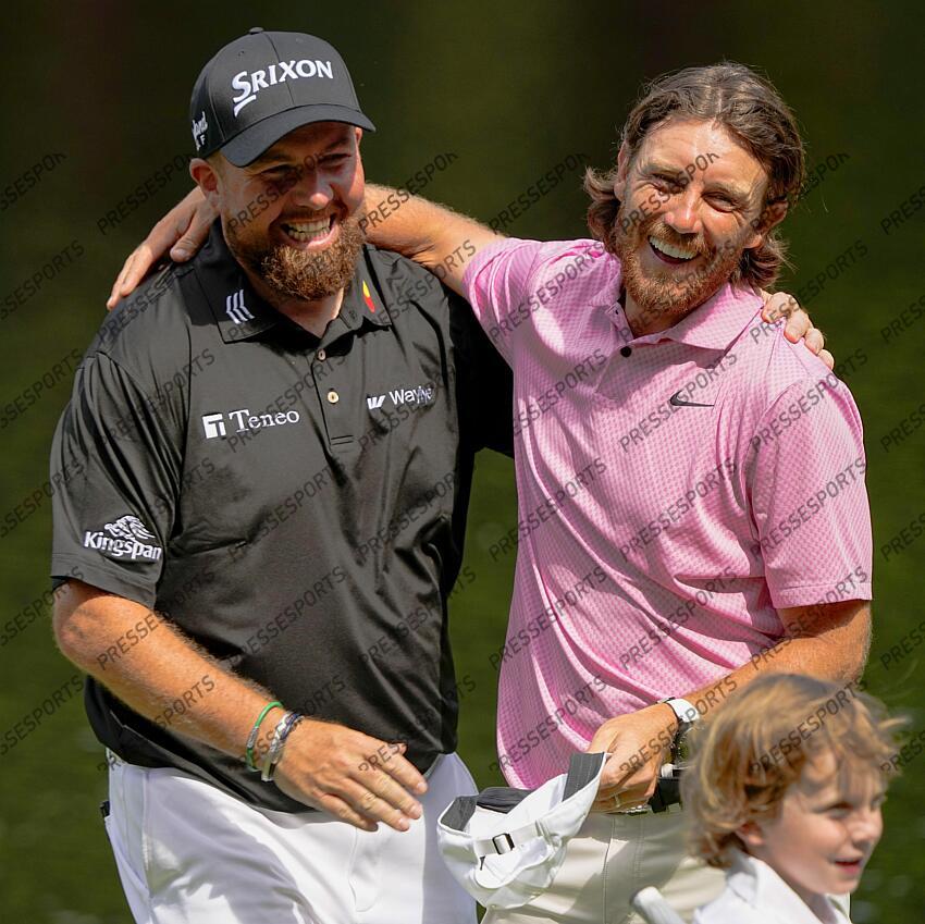 Apr 10, 2024; Augusta, Georgia, USA; Shane Lowry and Tommy Fleetwood embrace after finishing their round during the Par 3 Contest at Augusta National Golf Club. Mandatory Credit: Adam Cairns-USA TODAY Network concours par 3 PGA: Masters Tournament - Par 3 Contest 