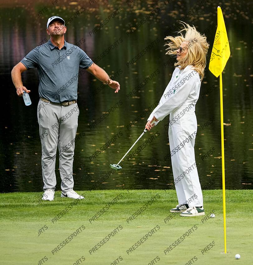Apr 10, 2024; Augusta, Georgia, USA; Lucas Glover reacts to a missed putt by his wife, Krista, on the no. 9 green during the Par 3 Contest at Augusta National Golf Club. Mandatory Credit: Adam Cairns-USA TODAY Network concours par 3 PGA: Masters Tournament - Par 3 Contest 