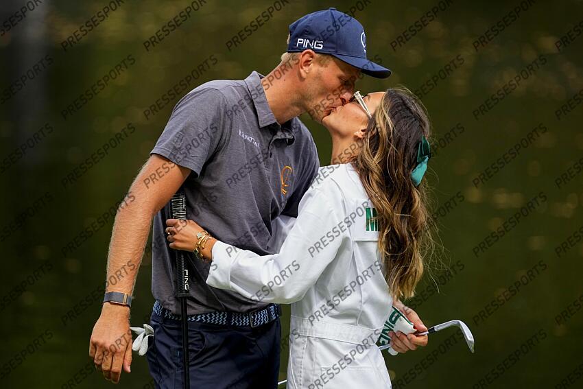 Apr 10, 2024; Augusta, Georgia, USA; Adrian Meronk kisses his girlfriend, Melania Bobrowicz, on the no. 9 green during the Par 3 Contest at Augusta National Golf Club. Mandatory Credit: Adam Cairns-USA TODAY Network concours par 3 PGA: Masters Tournament - Par 3 Contest 