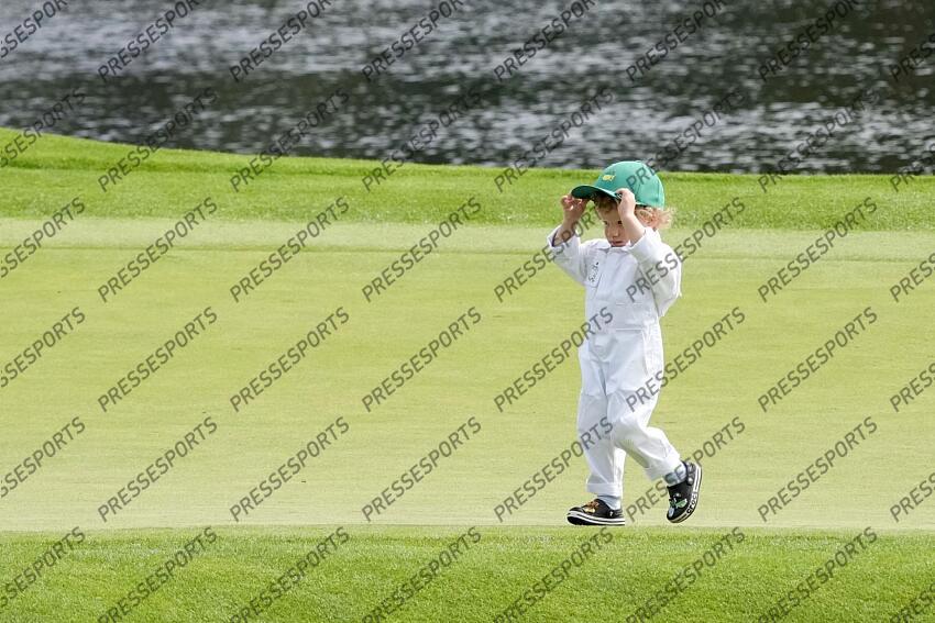 Apr 10, 2024; Augusta, Georgia, USA; Cameron Young's son, Henry, walks on the no. 4 green during the Par 3 Contest at Augusta National Golf Club. Mandatory Credit: Michael Madrid-USA TODAY Network concours par 3 PGA: Masters Tournament - Par 3 Contest 