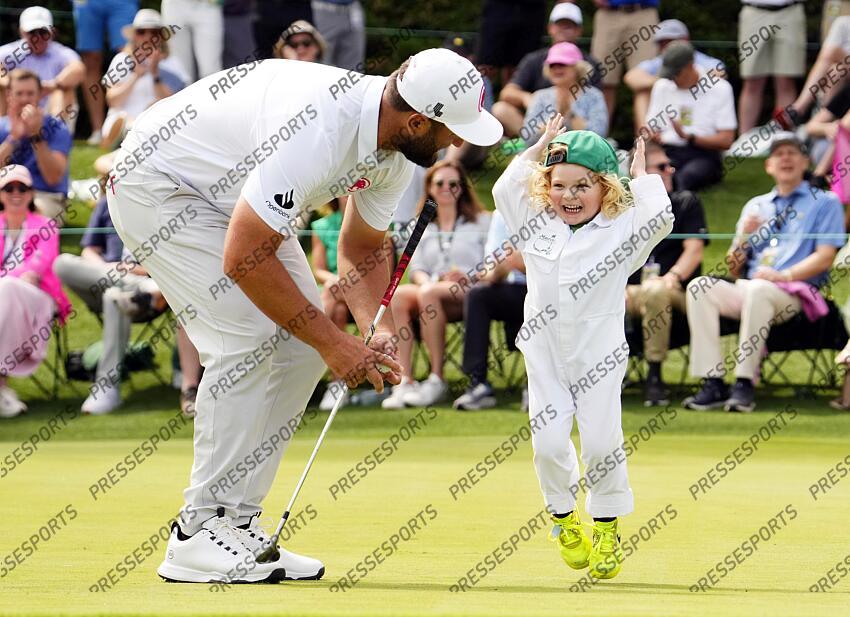 Apr 10, 2024; Augusta, Georgia, USA; Jon Rahm's son reacts after making a putt on No. 2 during the Par 3 Contest at Augusta National Golf Club. Mandatory Credit: Rob Schumacher-USA TODAY Network concours par 3 PGA: Masters Tournament - Par 3 Contest 