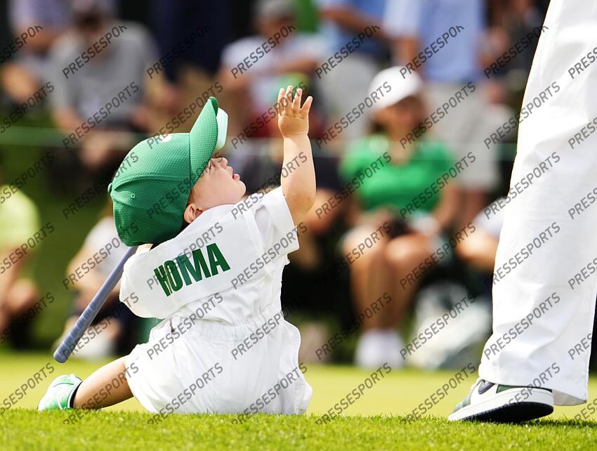 Apr 10, 2024; Augusta, Georgia, USA; Max Homa's son Cam and wife Lacey watch play on the No. 2 green during the Par 3 Contest at Augusta National Golf Club. Mandatory Credit: Rob Schumacher-USA TODAY Network concours par 3 PGA: Masters Tournament - Par 3 Contest 